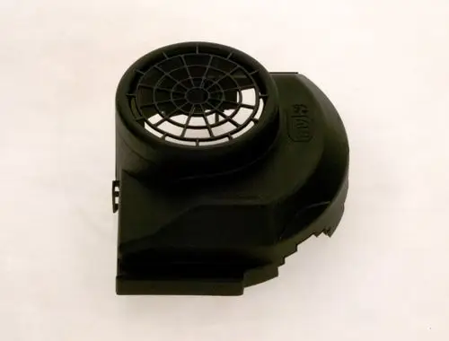 Schwarze Motorschutzkappe von Bosch mit runder Luftansaugöffnung und Gitterstruktur. Das Teil hat eine geschwungene Form und eine Halterung auf der Seite.
